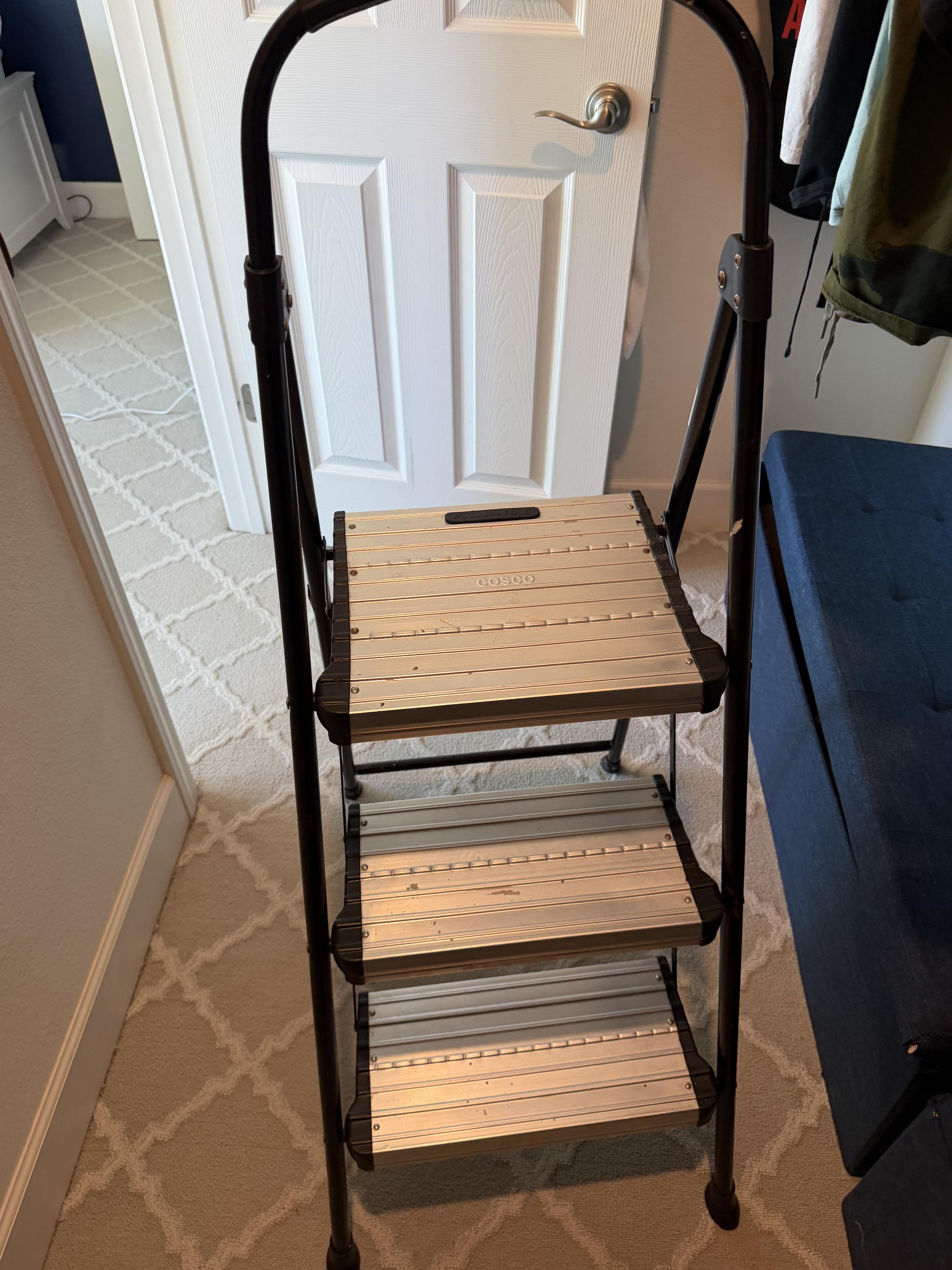 Foldable mini ladder 